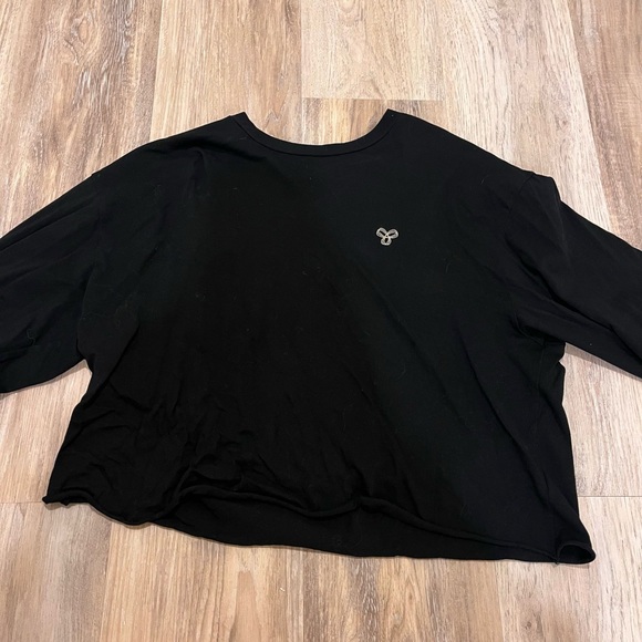 Aritzia TNA Plain Cropped Long Sleeve Crewneck with Small Embroidered Logo - Picture 4 of 5